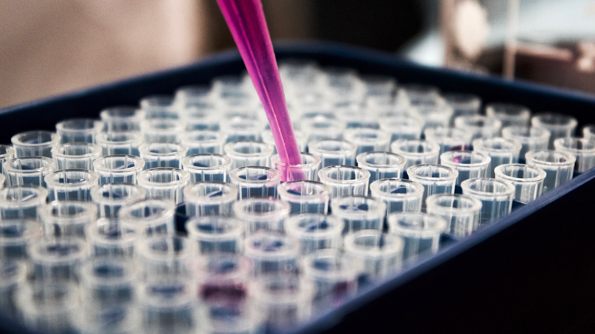 Laboratorio de microbiología clínica con equipos modernos